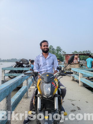 Benelli TNT 150. Double disk